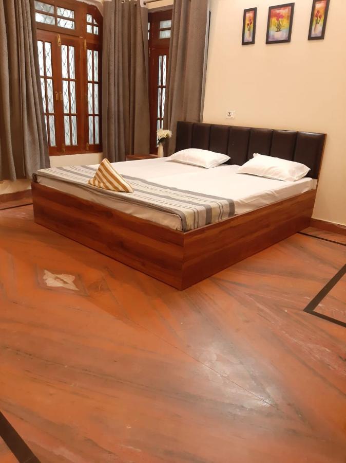 Homestay Paarijaat & *